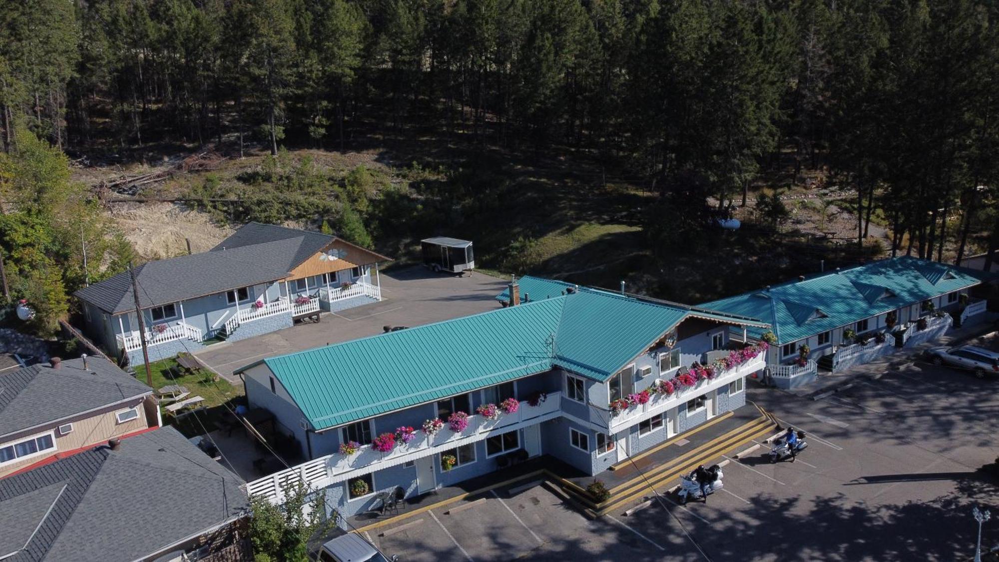 Celadon Lodge Radium Hot Springs Exterior photo
